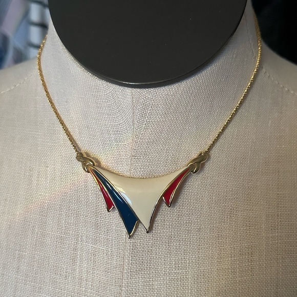 VINTAGE MONET A+++ CONDITION vintage necklace gold tone stamped & tag monet